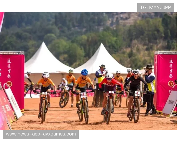 自行车越野赛跳山坡飞过观众头顶